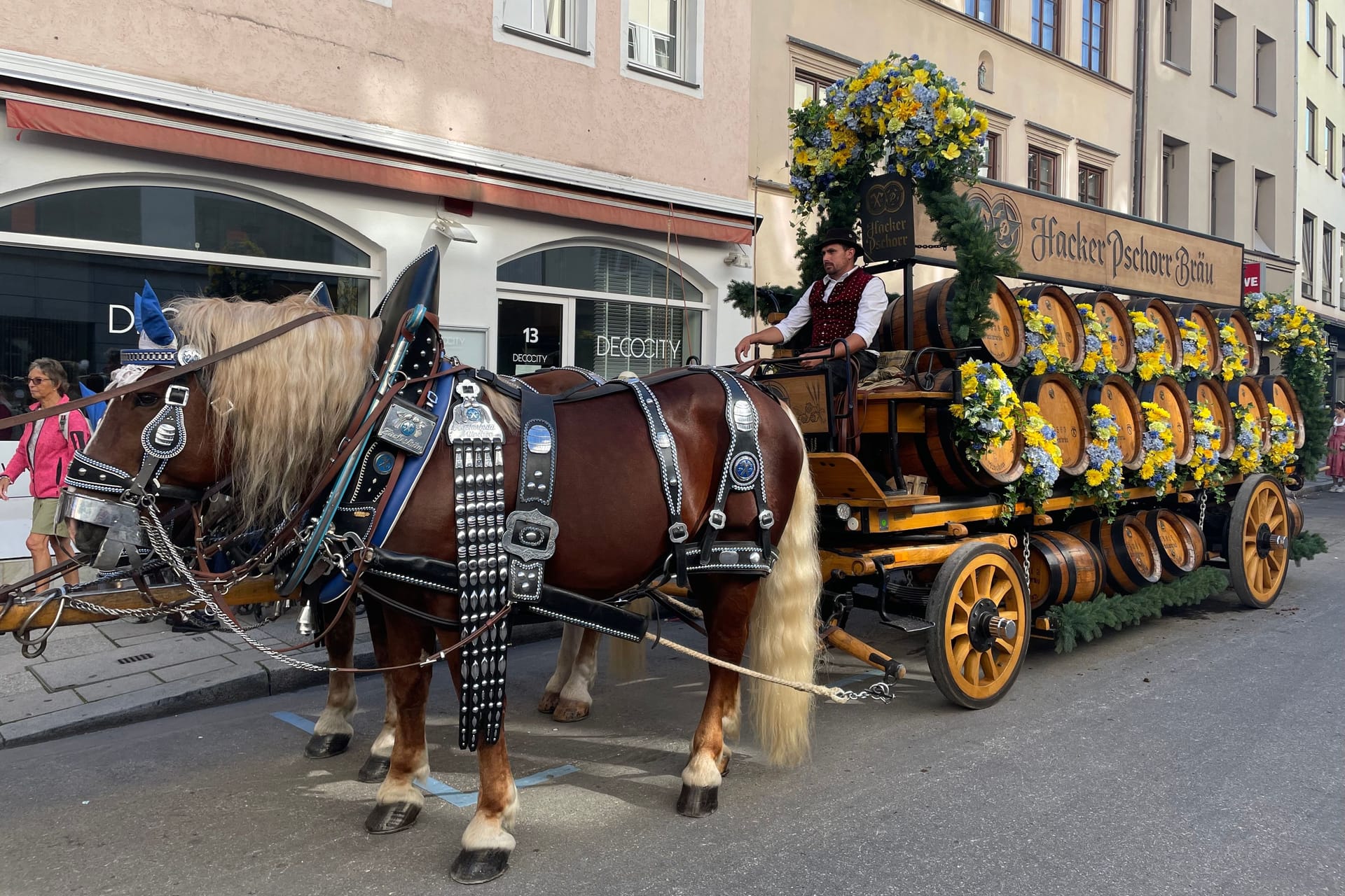 Eine Kutsche mit Bier-Holzfässern der Hacker-Pschorr-Brauerei.