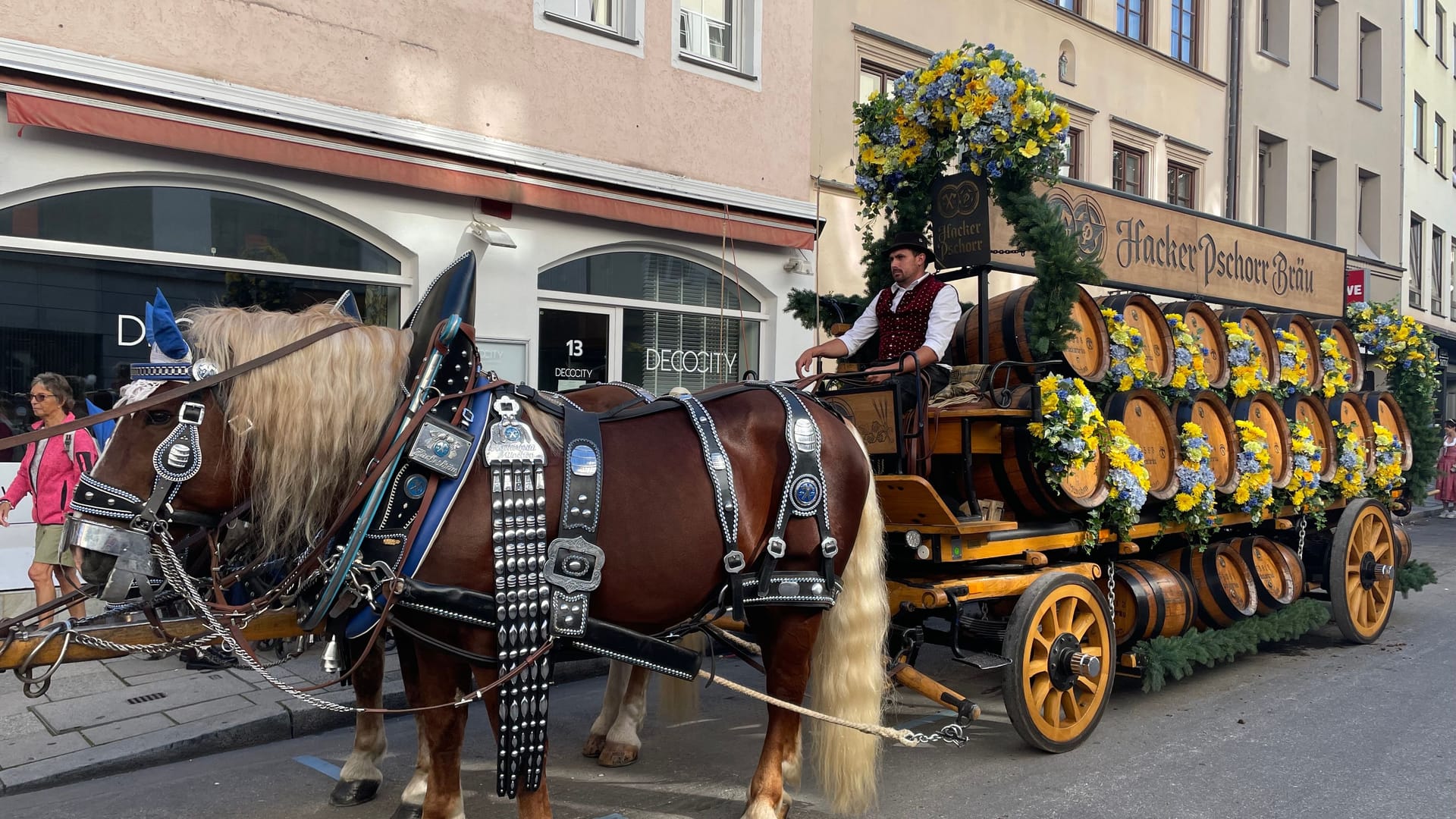 Eine Kutsche mit Bier-Holzfässern der Hacker-Pschorr-Brauerei.