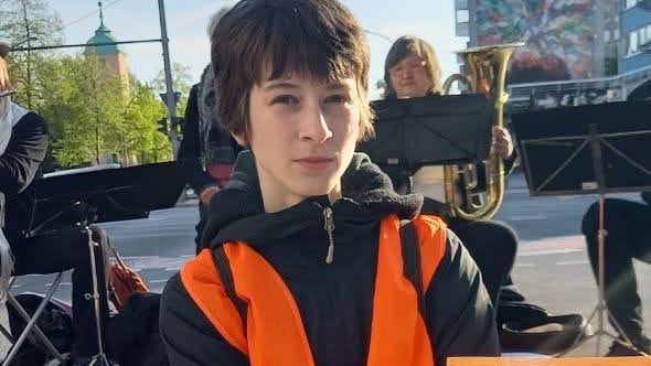 Ronja Jacob bei einer Straßenblockade: Die 17-Jährige ist mit ihrer Mutter bei der Klimabewegung.