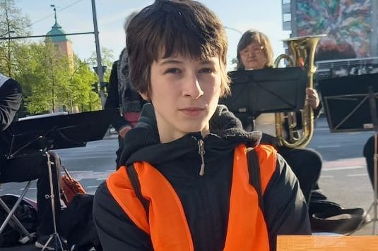 Ronja Jacob bei einer Straßenblockade: Die 17-Jährige ist mit ihrer Mutter bei der Klimabewegung.