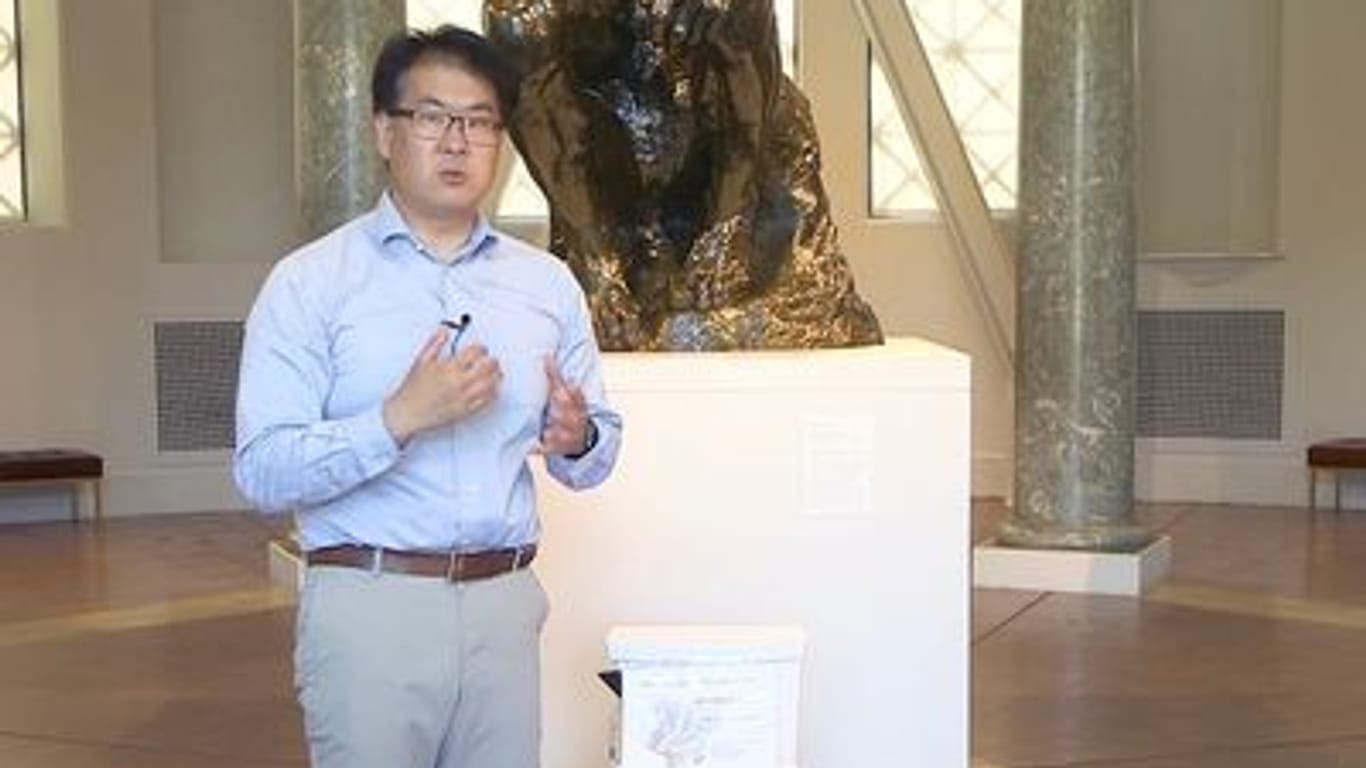 Seung-min Park, Ig-Nobelpreisträger für Gesundheit, mit einer Toilette an der Stanford University.