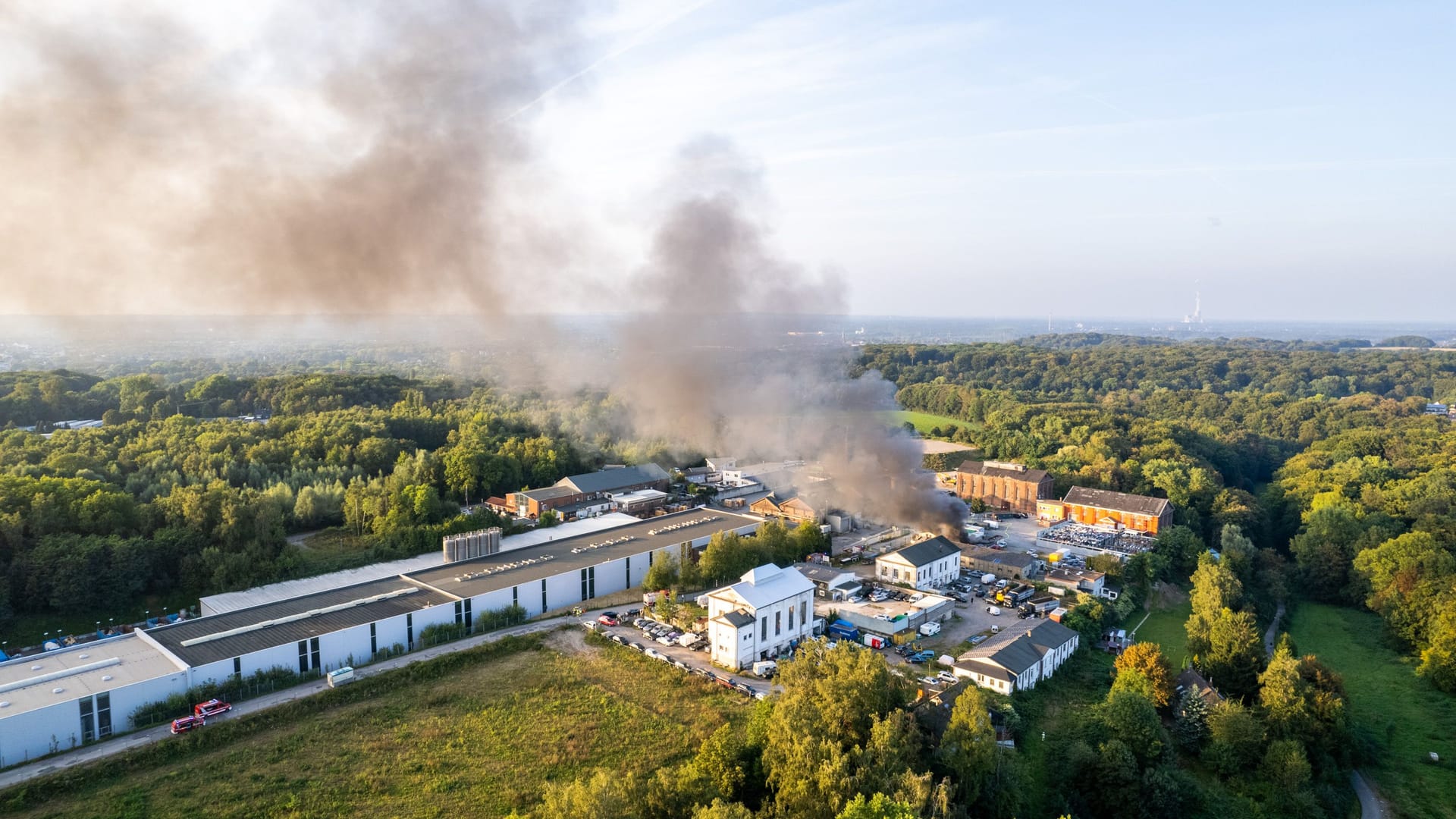 Drohnen-Aufnahme des Brandes in Bochum: Die Feuerwehr brauchte mehrere Stunden, um das Feuer unter Kontrolle zu bekommen. Drohnen-Aufnahme des Brandes in Bochum: Die Feuerwehr brauchte mehrere Stunden, um das Feuer unter Kontrolle zu bekommen.