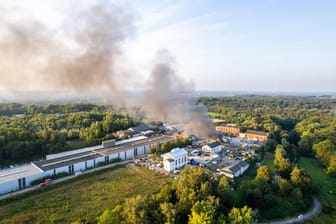 Drohnen-Aufnahme des Brandes in Bochum: Die Feuerwehr brauchte mehrere Stunden, um das Feuer unter Kontrolle zu bekommen.