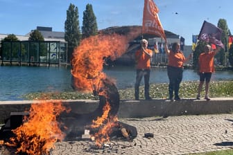 Unterstützer des Netzwerks Attac verbrennen ein 1,5-Grad-Symbol: Die Protestaktionen am Dienstag vor der IAA waren wohl erst der Anfang.