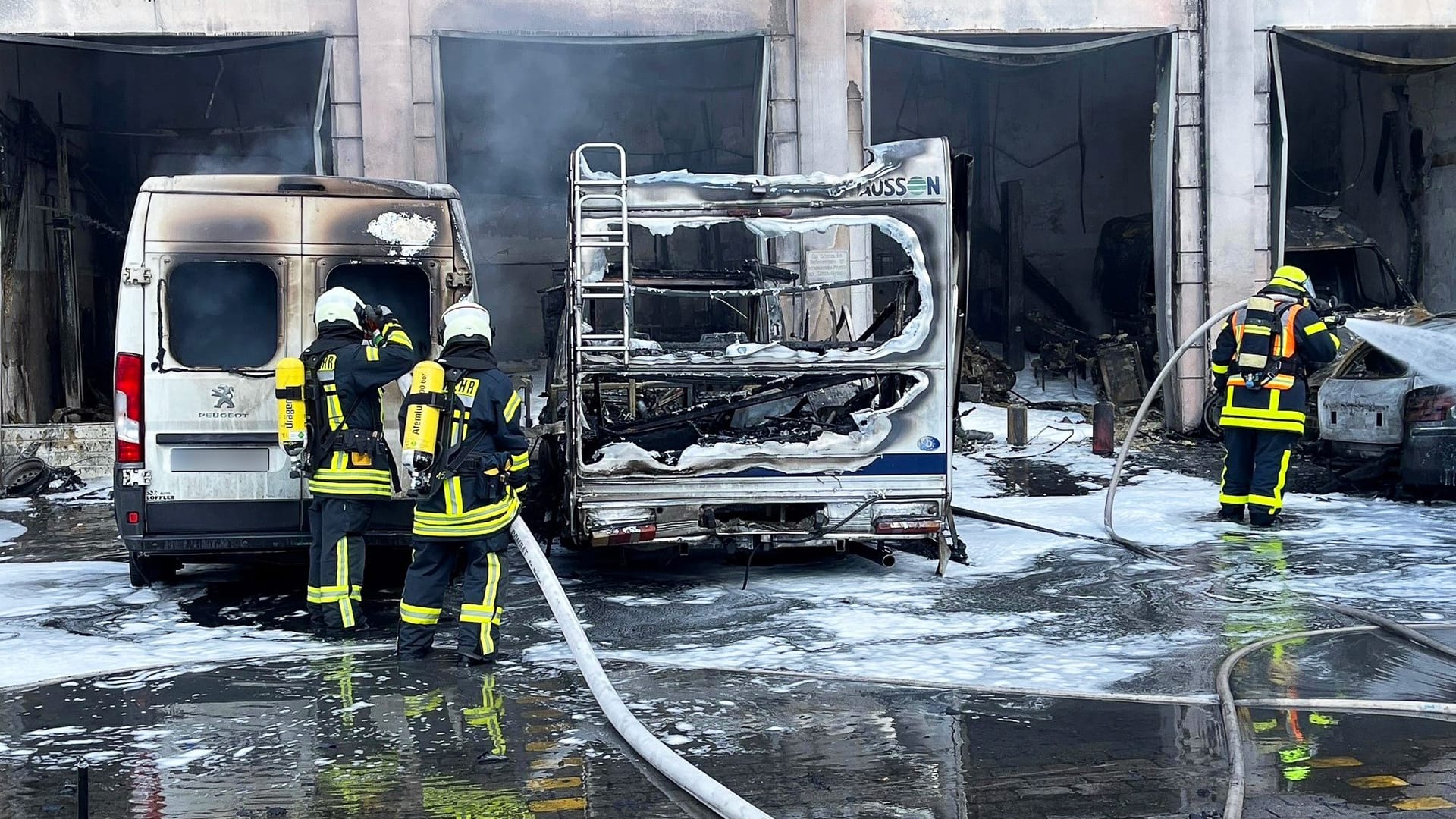 Feuerwehr bei Löschungsarbeiten in Maintal-Dörnigheim, nachdem eine Autowerkstatt ausbrennt. Feuerwehr bei Löschungsarbeiten in Maintal-Dörnigheim, nachdem eine Autowerkstatt ausbrennt.