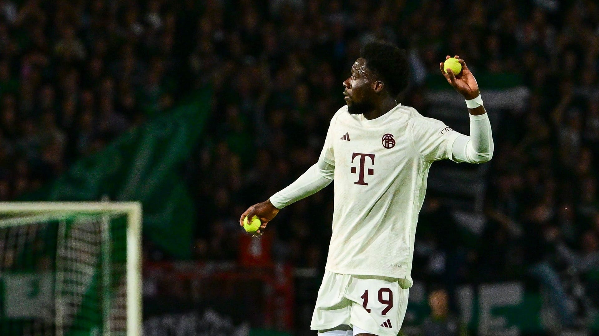 Aufräumen mal anders: Bayerns Alphonso Davies beseitigt die Tennisbälle.