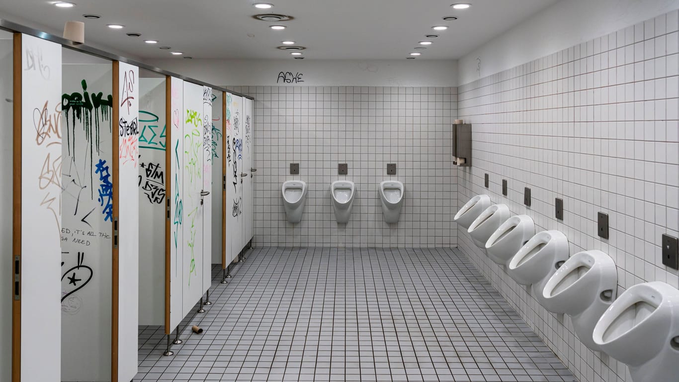 Dicht an dicht: Herrentoiletten sind oft sehr freizügig gestaltet – das erschwert für viele Männer den Gang auf eine öffentliche Toilette zusätzlich.