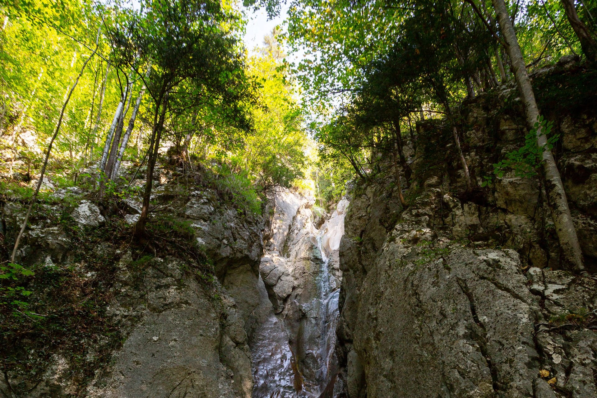 Hohenzollern Wasserfall (Archivbild): Nahe dem Wasserfall spielten die Kinder in einem Bachbett, als einer der Steine auf das Mädchen stürzte.