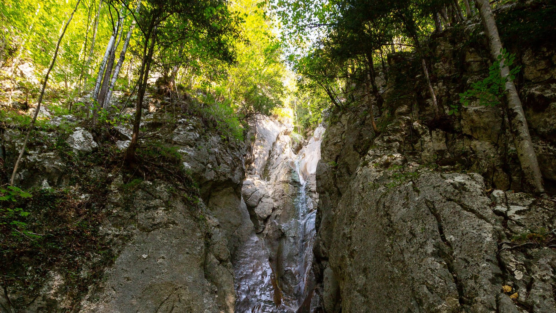 Hohenzollern Wasserfall (Archivbild): Nahe dem Wasserfall spielten die Kinder in einem Bachbett, als einer der Steine auf das Mädchen stürzte.