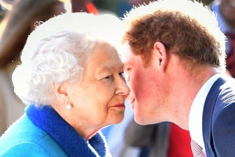 Queen Elizabeth II. und ihr Enkel Prinz Harry: Das Verhältnis galt als innig.