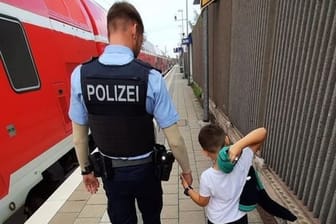 Die Polizei holt den siebenjährigen Maksim in Dachau ab: Am Ende ging alles gut aus.