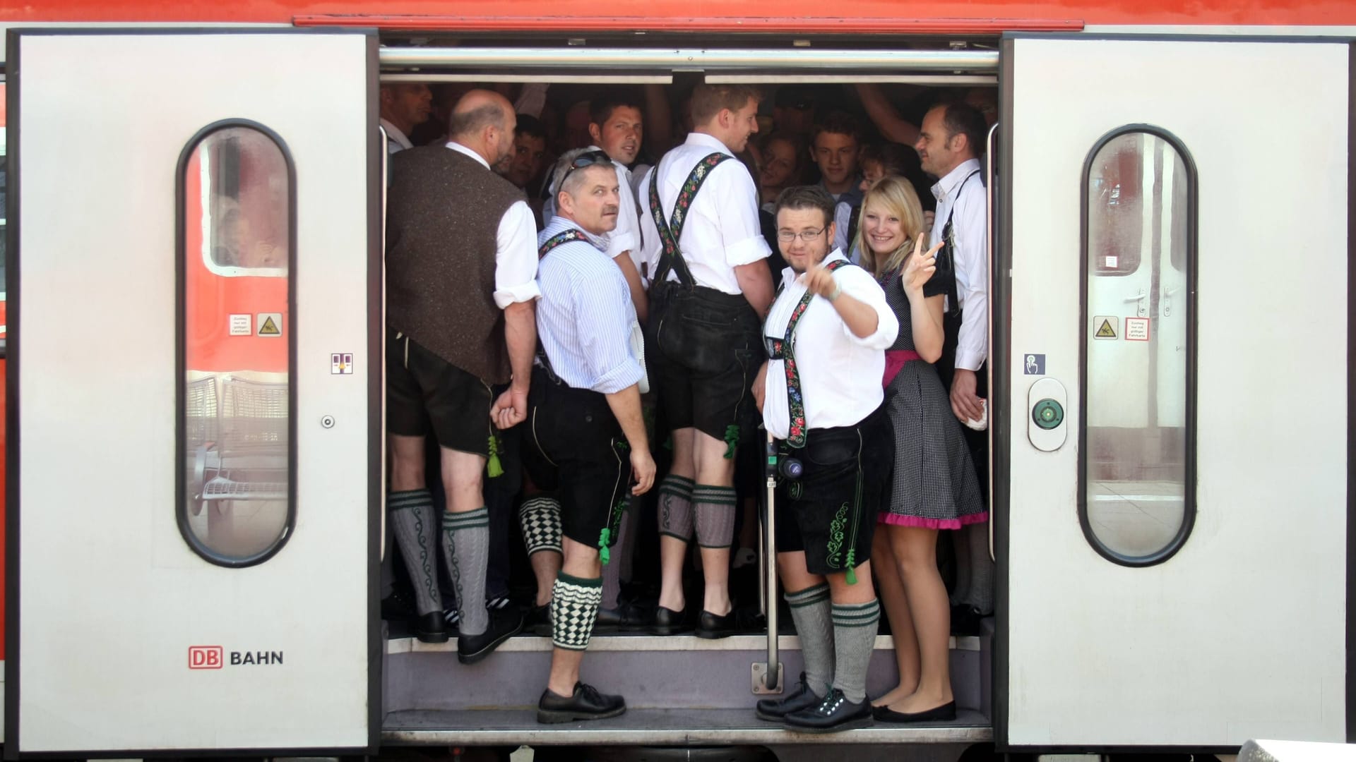 Überfüllter Regionalexpress der DB Regio: Die Wiesn ist für die Bahn eine enorme zusätzliche Belastung.