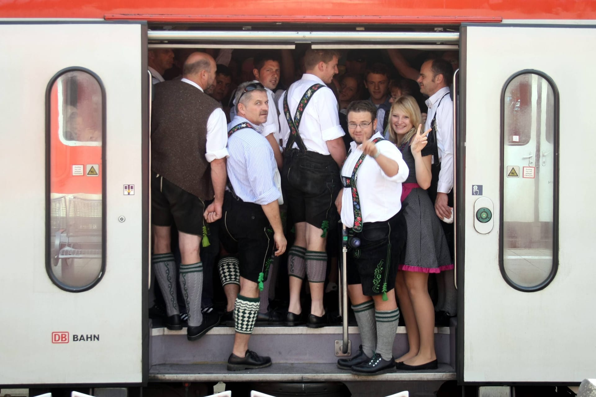 Überfüllter Regionalexpress der DB Regio: Die Wiesn ist für die Bahn eine enorme zusätzliche Belastung.