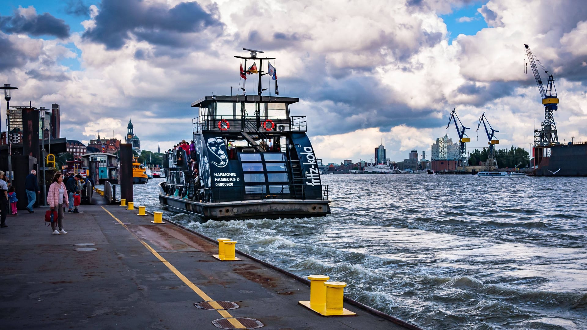 Fähre im Hamburger Hafen (Symbolbild): Fähre im Hamburger Hafen (Symbolbild):