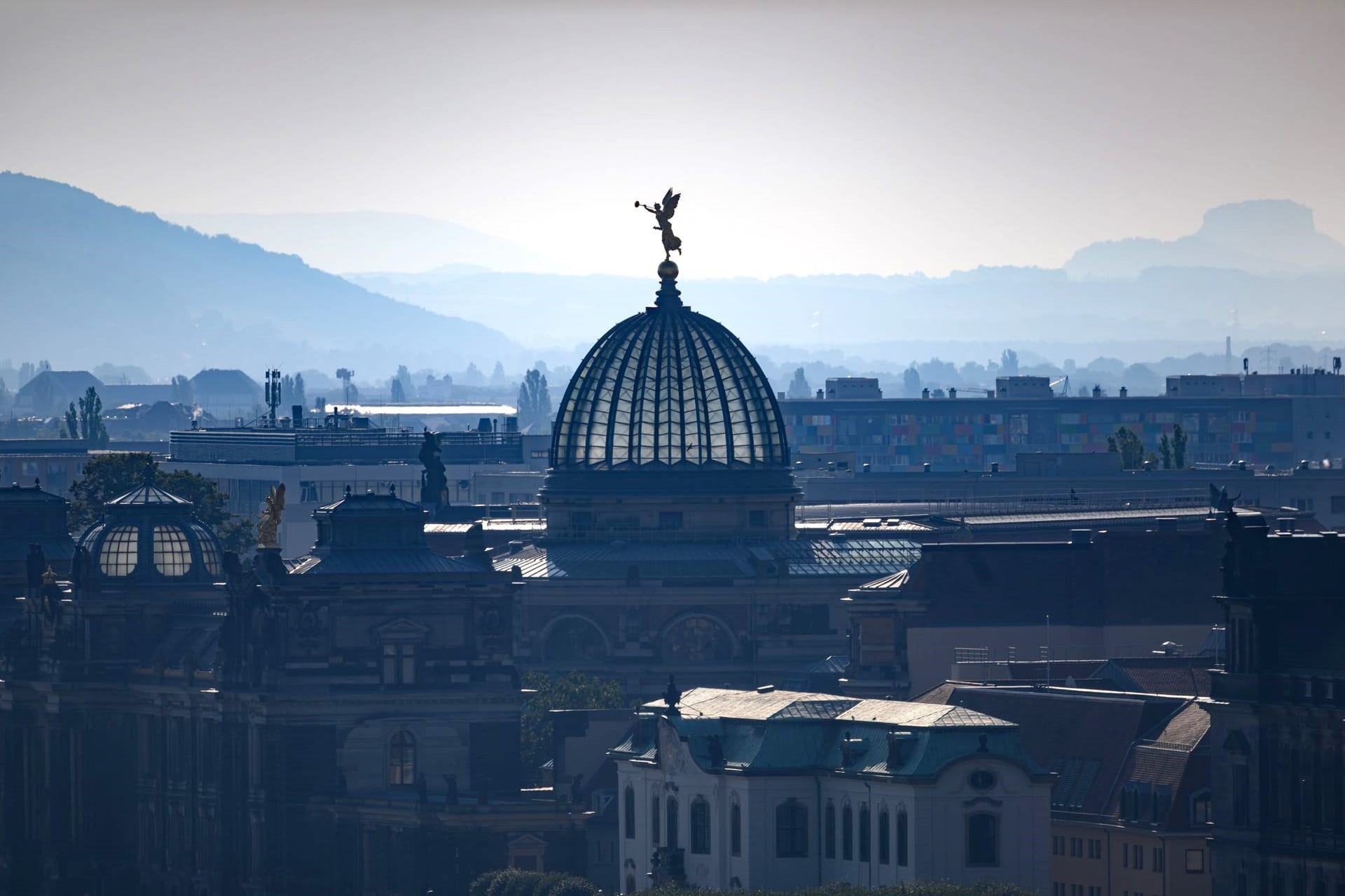 Blick auf die Dresdner Altstadt mit der Kuppel der Kunstakademie, im Hintergrund ist der Lilienstein (r) in der Sächsischen Schweiz zu sehen.