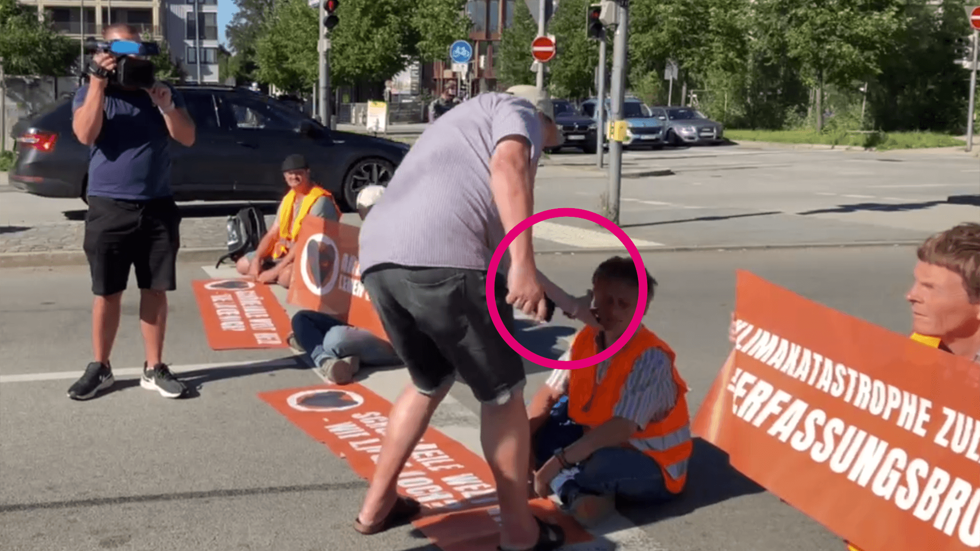 Autofahrer schlägt Klimaaktivist ins Gesicht