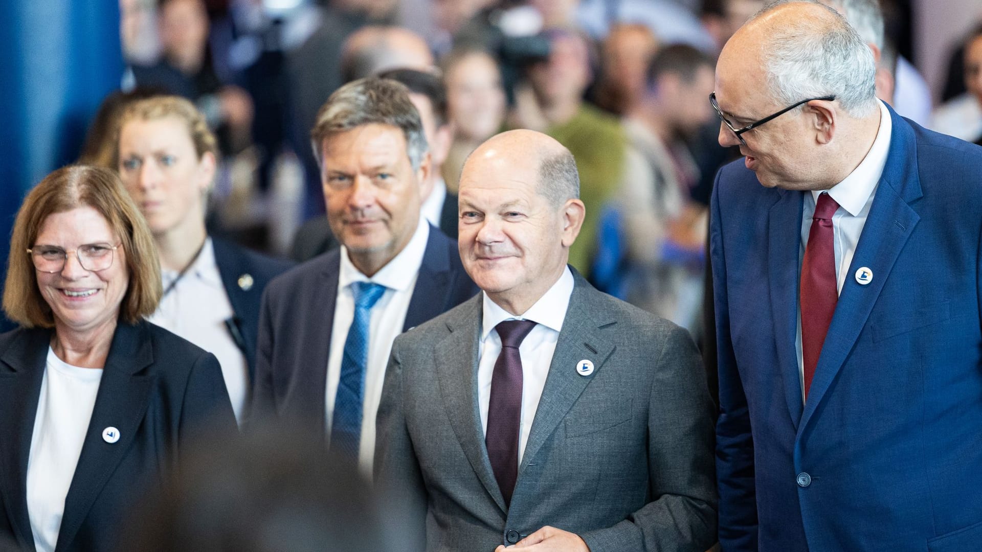 Bremens Wirtschaftssenatorin Kristina Vogt (v.l.) Wirtschaftsminister Robert Habeck, Bundeskanzler Olaf Scholz und Bremens Bürgermeister Andreas Bovenschulte im Congress Centrum.