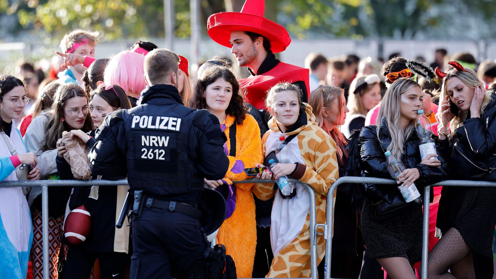 Ein Polizist bei einer Karnevalsveranstaltung (Archivbild): Warum die Terroristen die Bar adressierten, ist unklar.