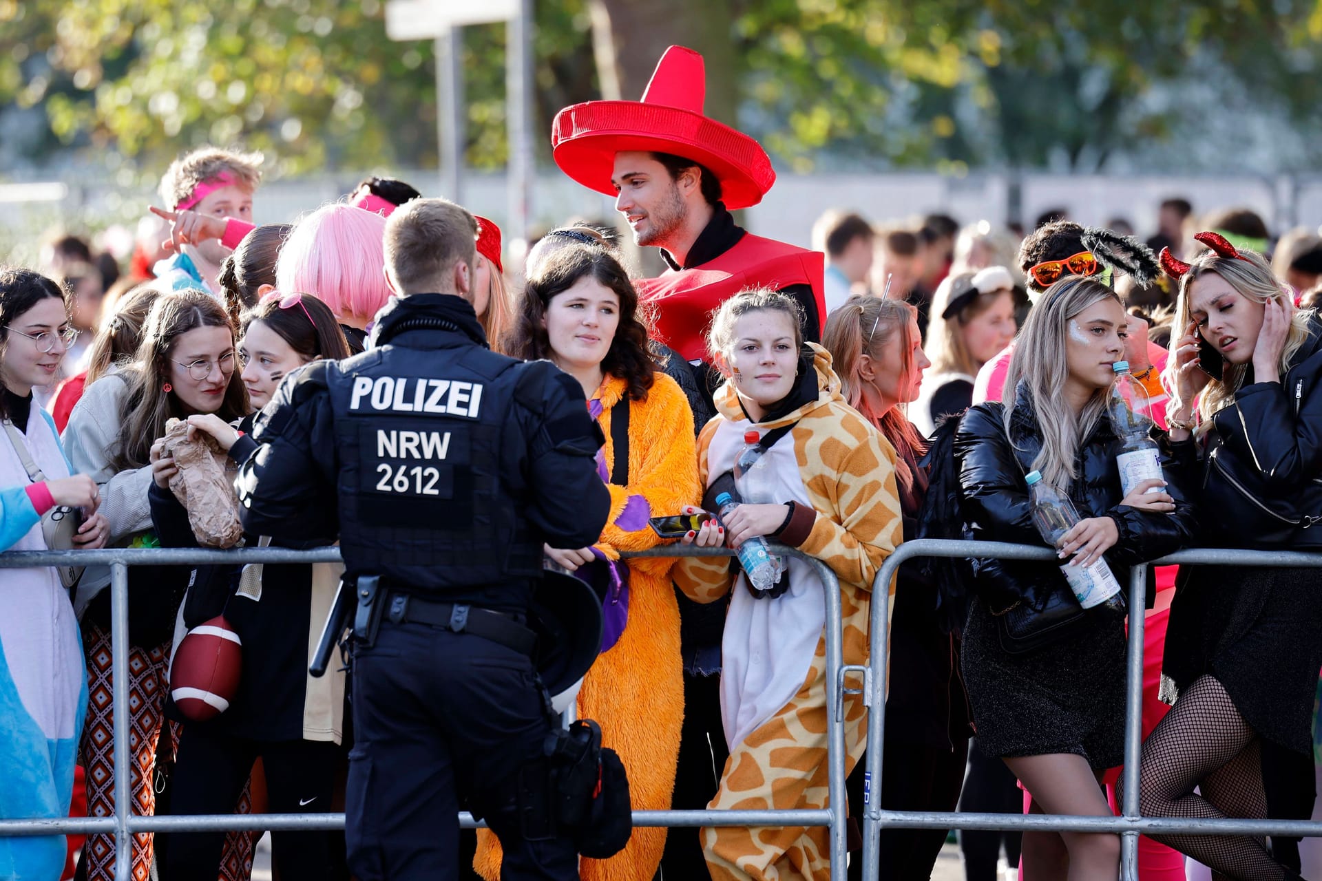 Ein Polizist bei einer Karnevalsveranstaltung (Archivbild): Warum die Terroristen die Bar adressierten, ist unklar.