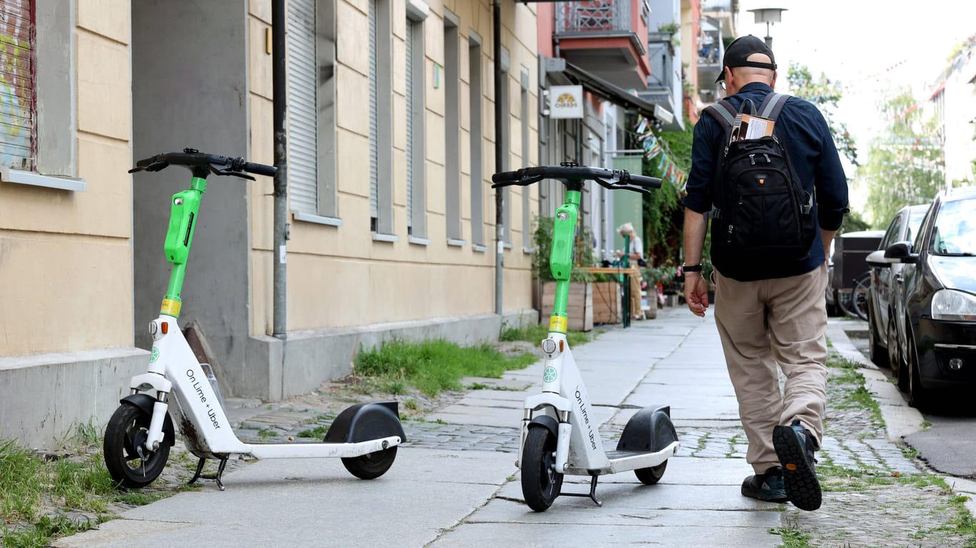 Achtlos stehen gelassen: Im vergangenen Jahr kam es zu rund 4.200 Unfällen mit E-Scootern. Achtlos stehen gelassen: Im vergangenen Jahr kam es zu rund 4.200 Unfällen mit E-Scootern.