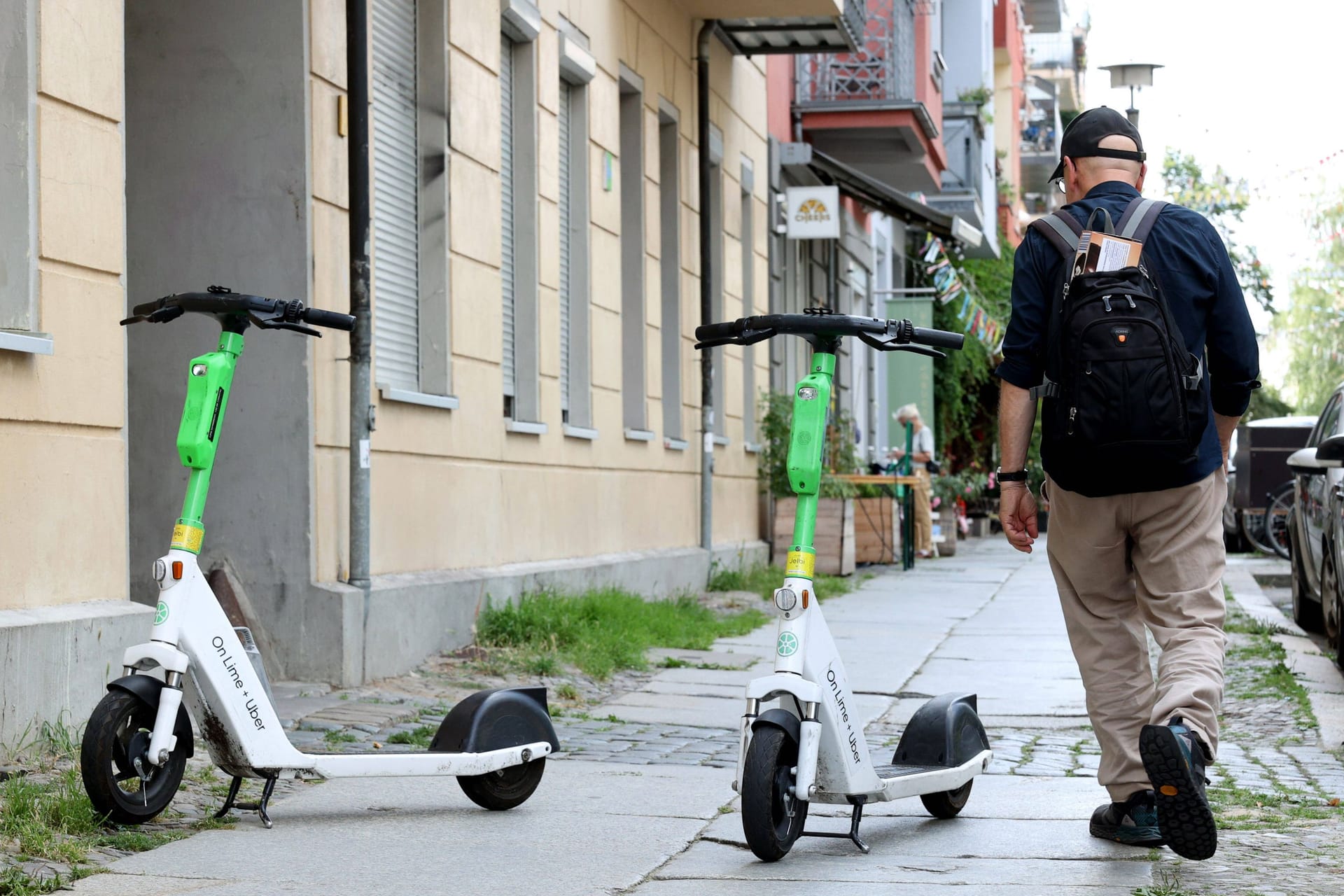 Achtlos stehen gelassen: Im vergangenen Jahr kam es zu rund 4.200 Unfällen mit E-Scootern.