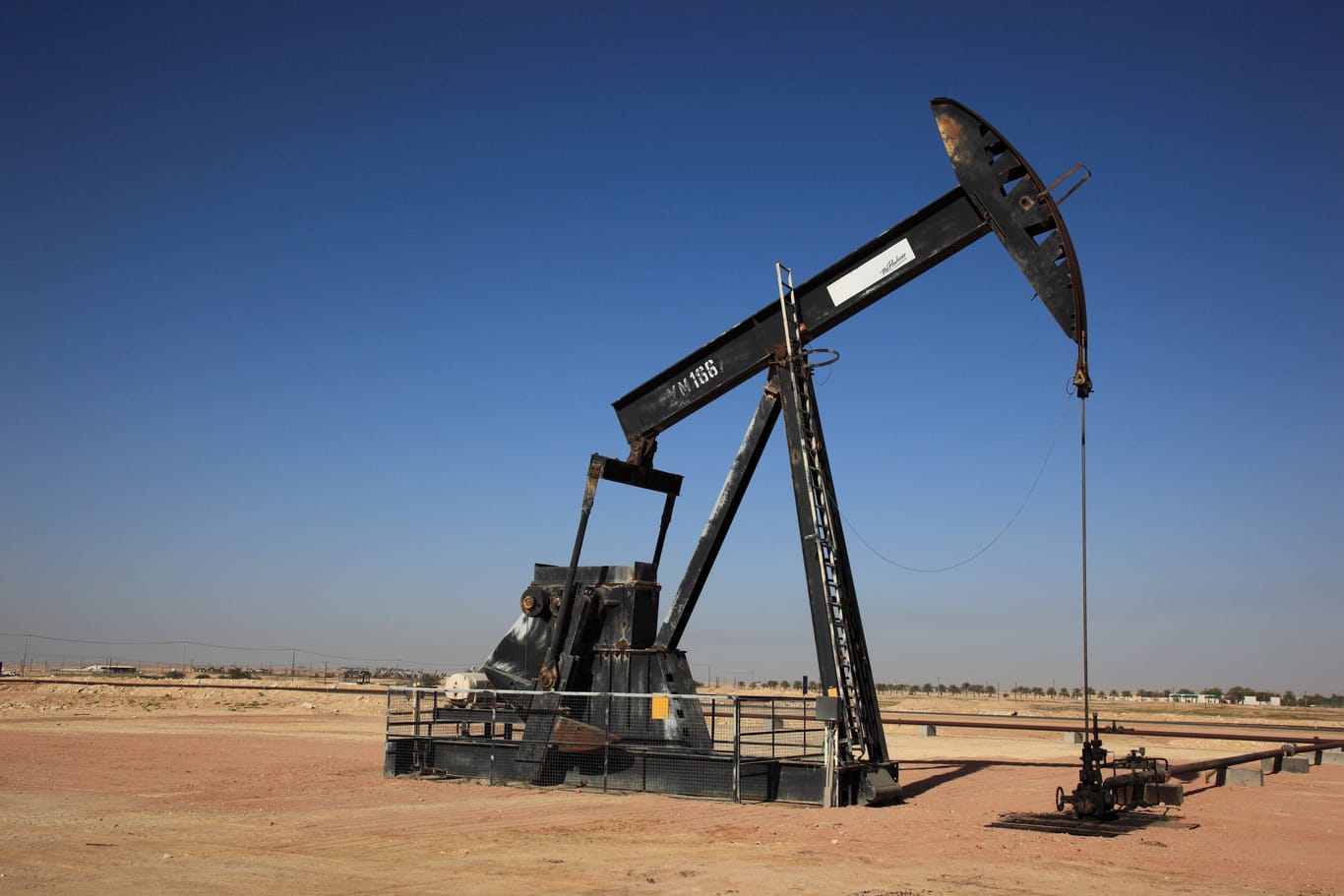 Erdölpumpe in Oman (Archivbild): Die Preise für Öl haben leicht nachgegeben.
