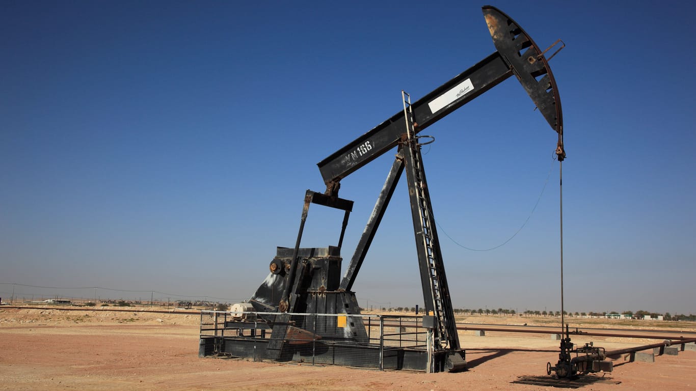 Erdölpumpe in Oman (Archivbild): Die Preise für Öl haben leicht nachgegeben.
