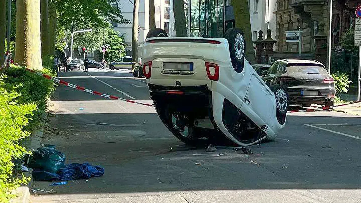 Das Cabrio liegt auf dem Dach: Bei dem Unfall im Frankfurter Westend wurden ein Kind tödlich und zwei weitere Personen schwer verletzt.