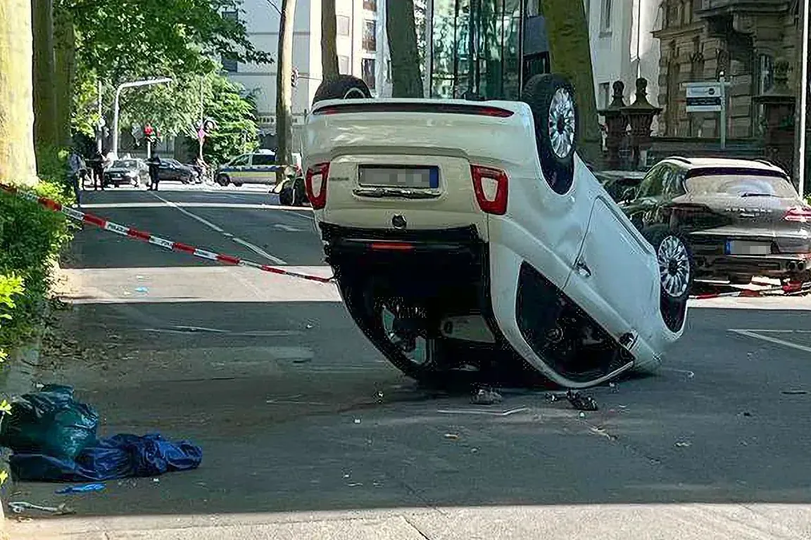 Das Cabrio liegt auf dem Dach: Bei dem Unfall im Frankfurter Westend wurden ein Kind tödlich und zwei weitere Personen schwer verletzt.