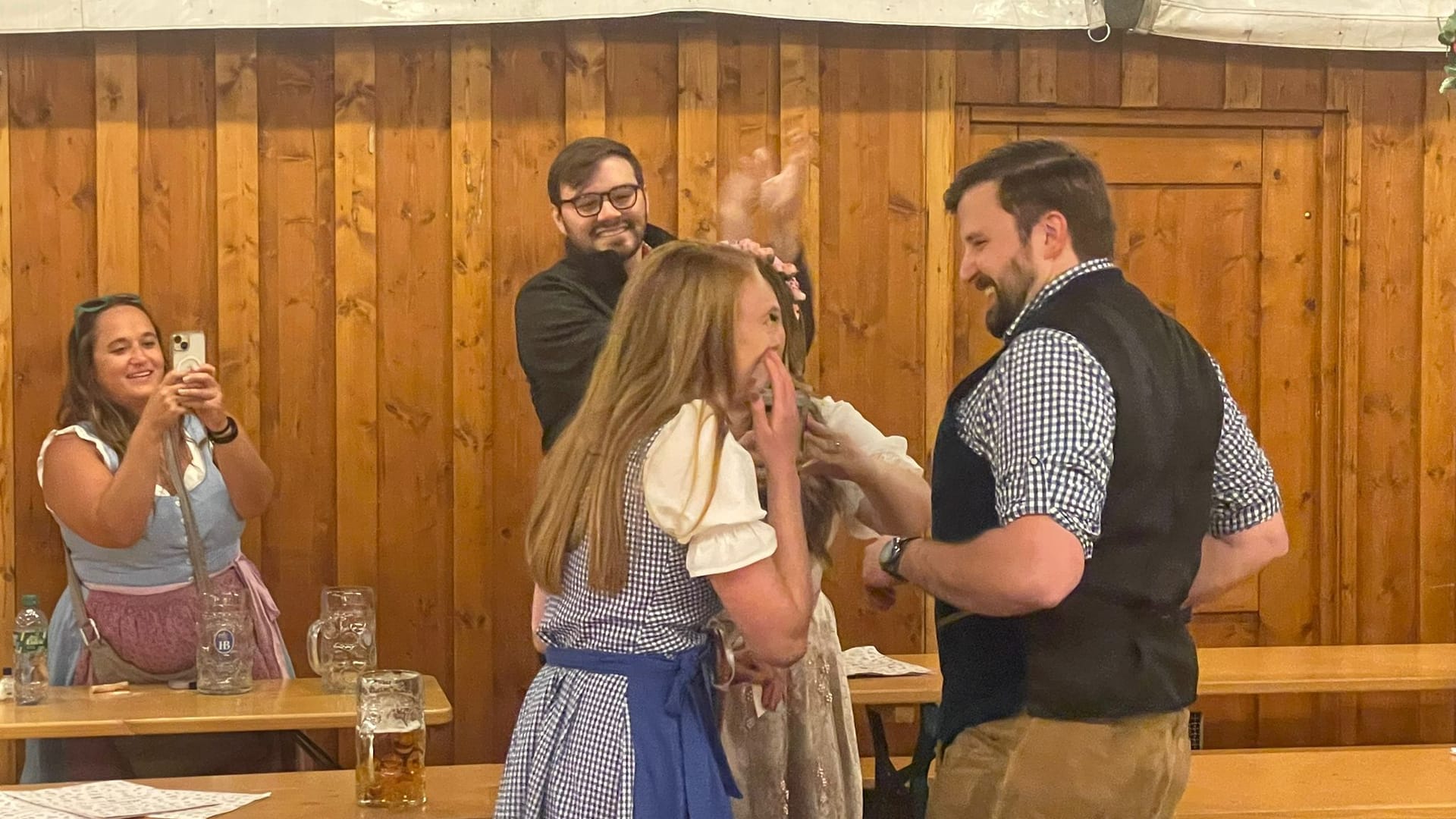 Sie kann ihr Glück kaum fassen: Heiratsantrag auf dem Oktoberfest.