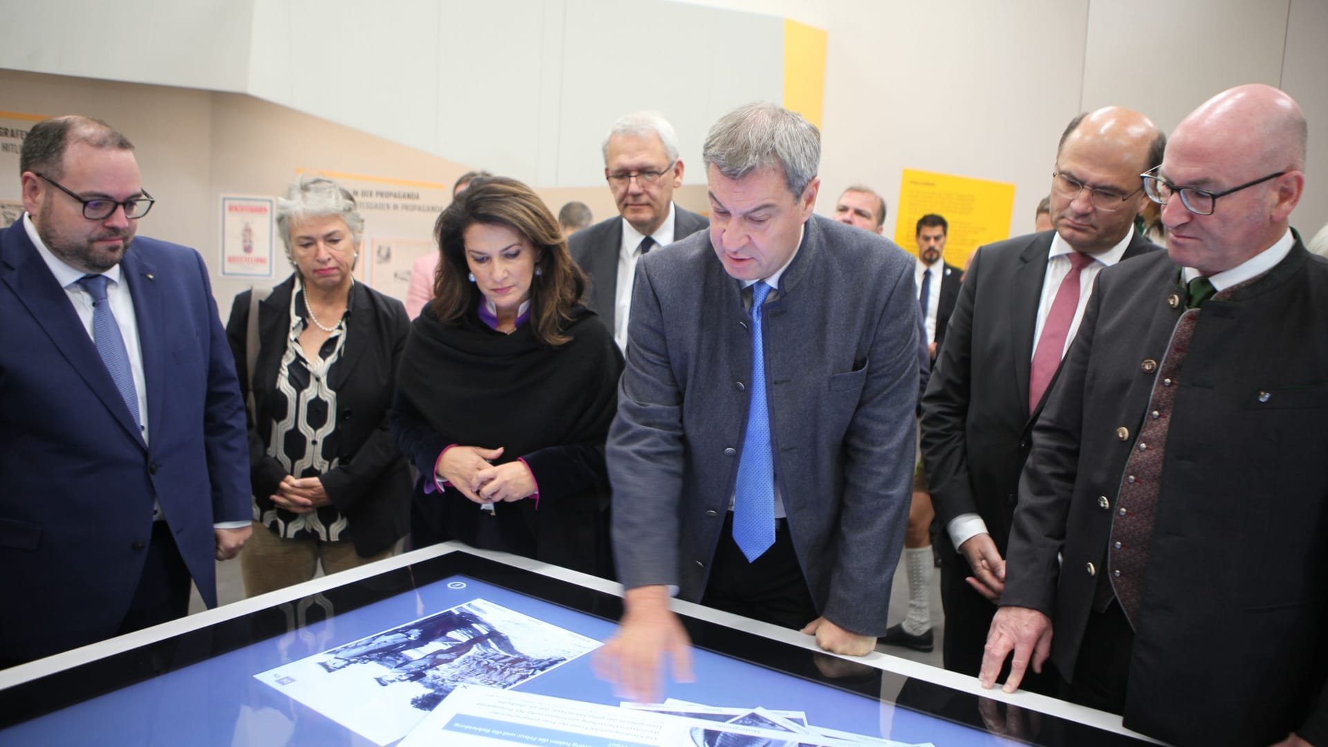 Ministerpräsident Markus Söder (Mitte) und Finanzminister Albert Füracker (Zweiter von rechts) in der Ausstellung zusammen mit Sven Keller, Leiter der "Dokumentation Obersalzberg" (links).