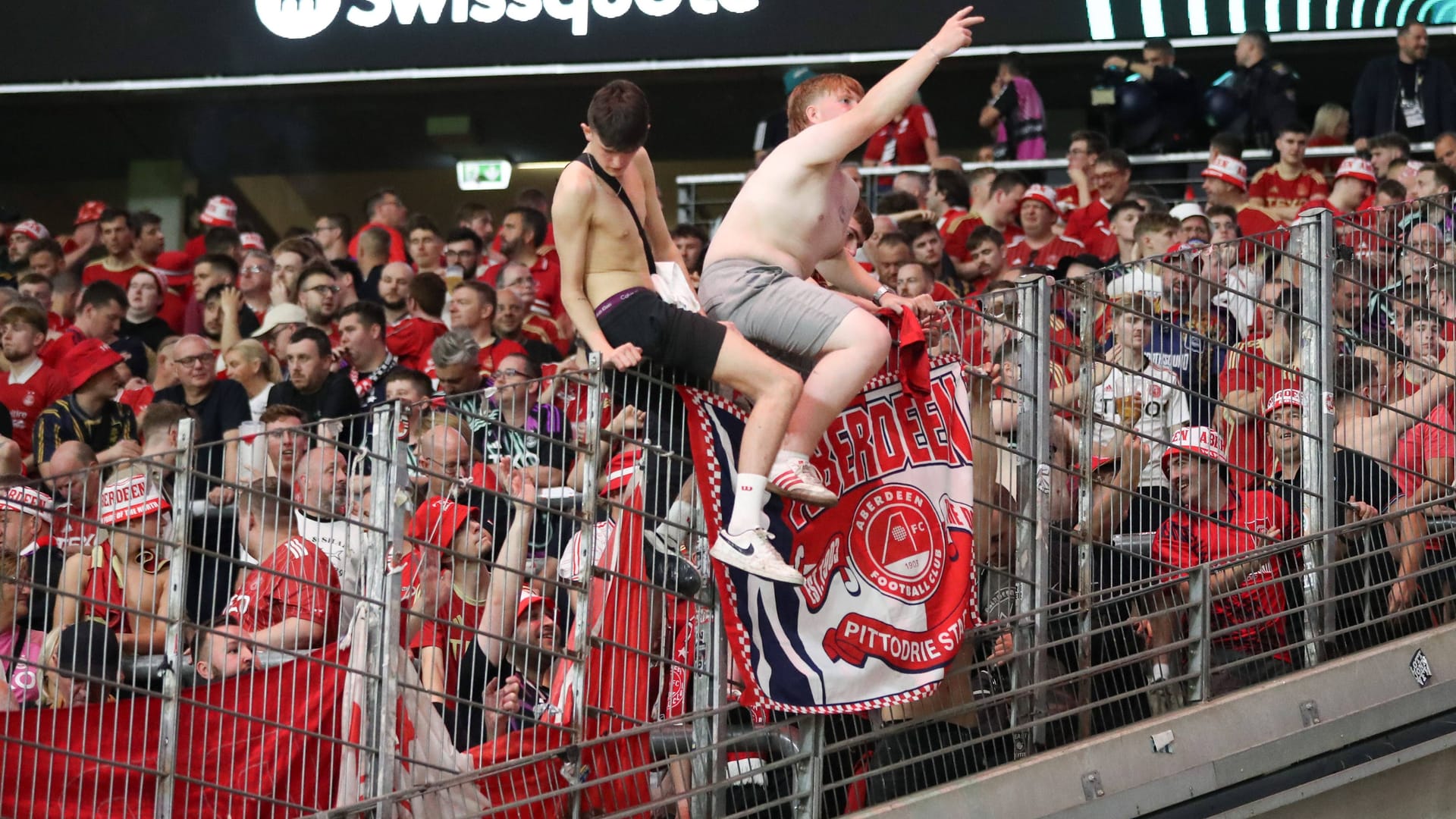 Leidenschaftlich: Anhänger des FC Aberdeen im Gästeblock beim Spiel bei Eintracht Frankfurt.