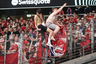 Leidenschaftlich: Anhänger des FC Aberdeen im Gästeblock beim Spiel bei Eintracht Frankfurt.