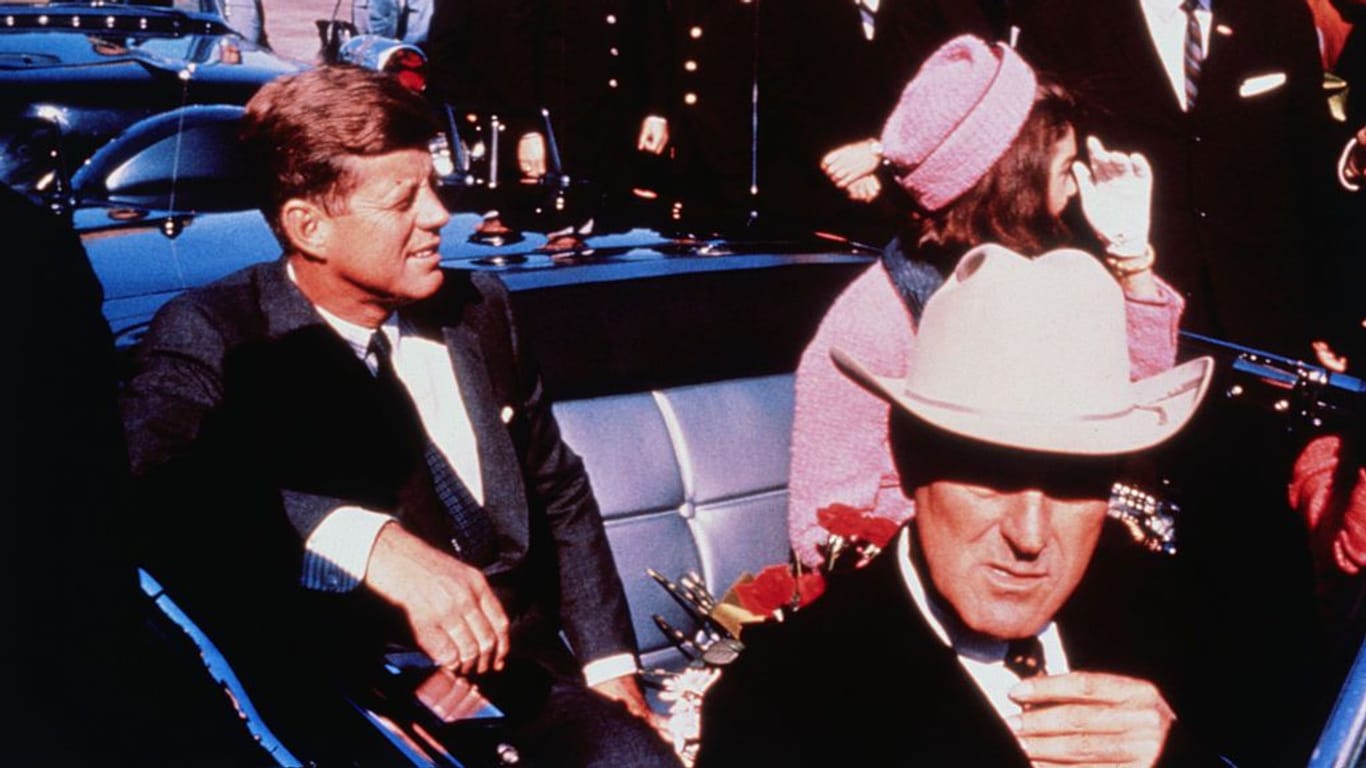 John F. Kennedy 1963 kurz vor seinem Tod: Gab es doch einen zweiten Todesschützen?