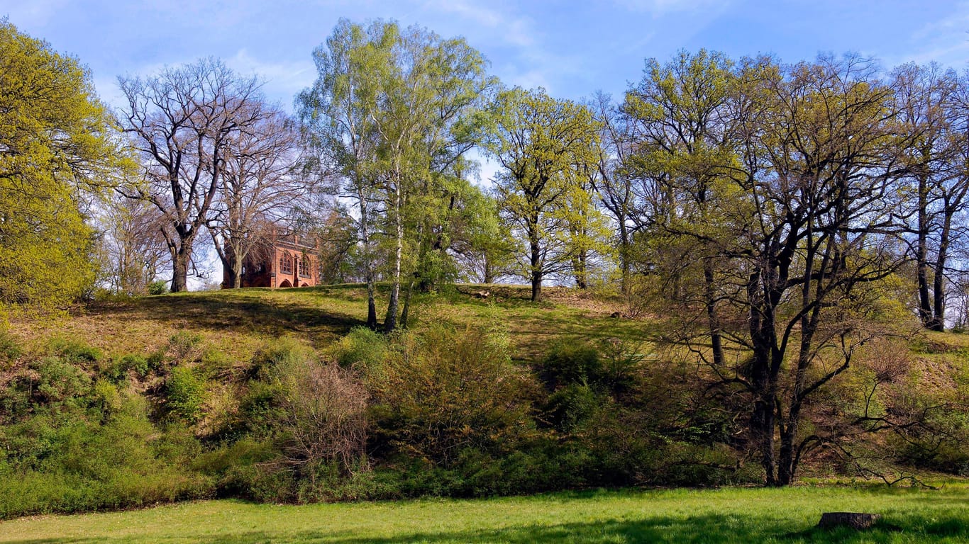 Der Schlosspark in Babelsberg (Archivbild): Das Terrain ist etwas hügelig.
