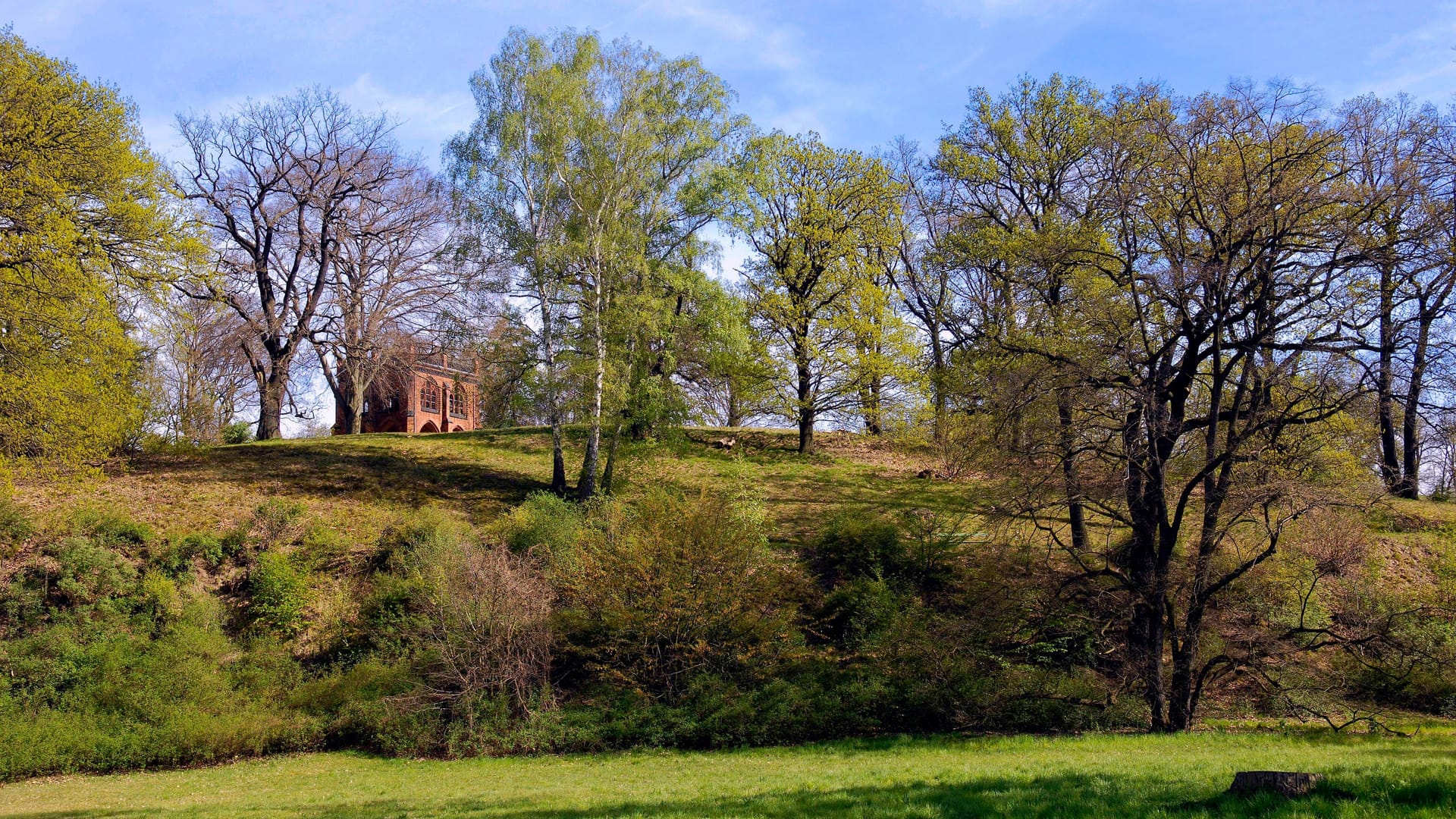 Der Schlosspark in Babelsberg (Archivbild): Das Terrain ist etwas hügelig.