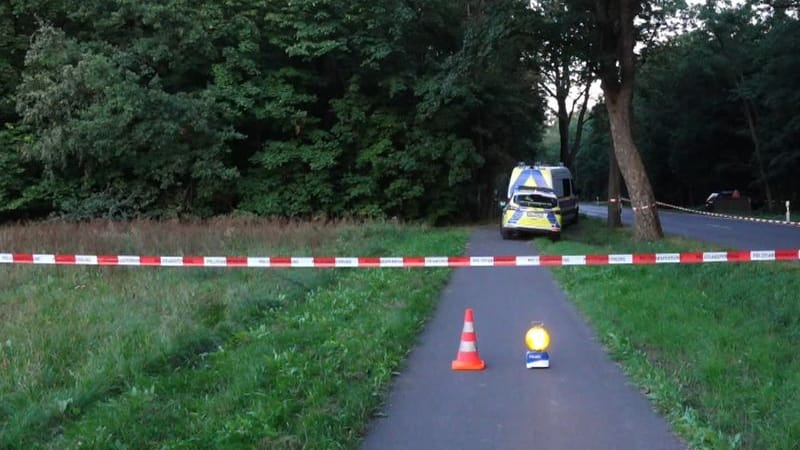 Spurensicherung durch die Polizei bei einem Wald bei Großbeeren-Diedersdorf südlich von Berlin Spurensicherung durch die Polizei bei einem Wald bei Großbeeren-Diedersdorf südlich von Berlin
