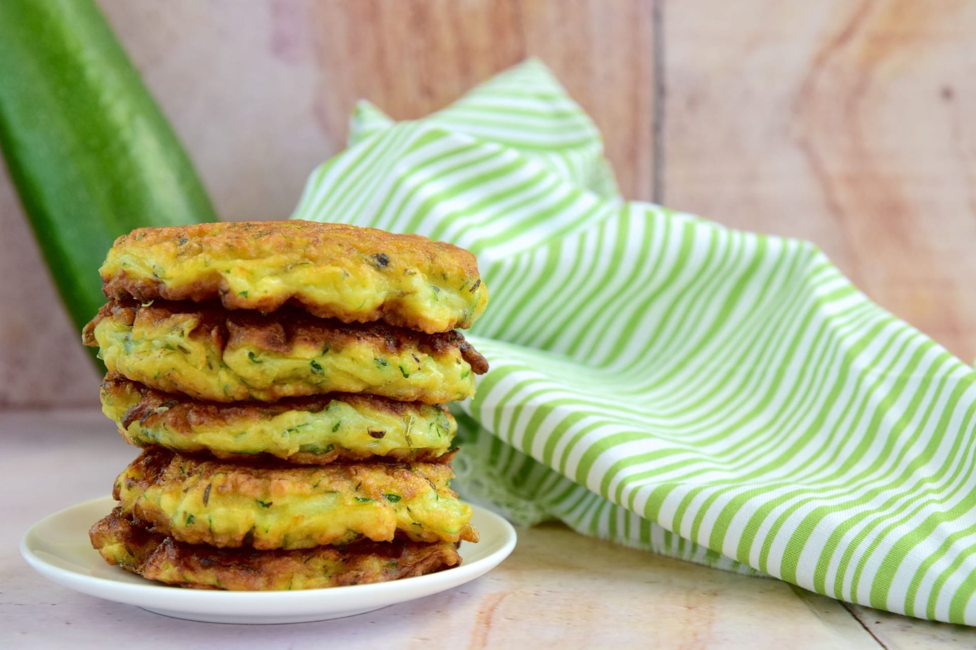 Krosse Zucchinipuffer sind ein leckeres und schnelles Mittagessen.