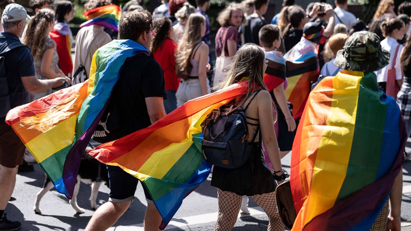 Menschen feiern weltweit auf den Christopher Street Day: In Halle (Saale) Demonstrationstag von Lesben, Schwulen, Bisexuellen, Transgendern und Intersexuellen zu schweren Angriffen.