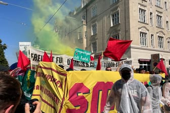 Teilnehmende auf der Anti-IAA-Demo am Sonntag: Aus welchem Teil des Demozuges die mutmaßlich antisemitischen Äußerungen gefallen sind, ist nicht bekannt.