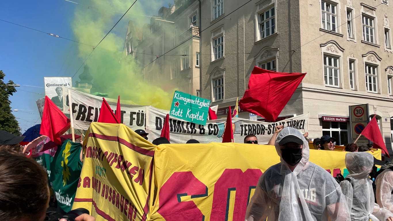 Teilnehmende auf der Anti-IAA-Demo am Sonntag: Aus welchem Teil des Demozuges die mutmaßlich antisemitischen Äußerungen gefallen sind, ist nicht bekannt.