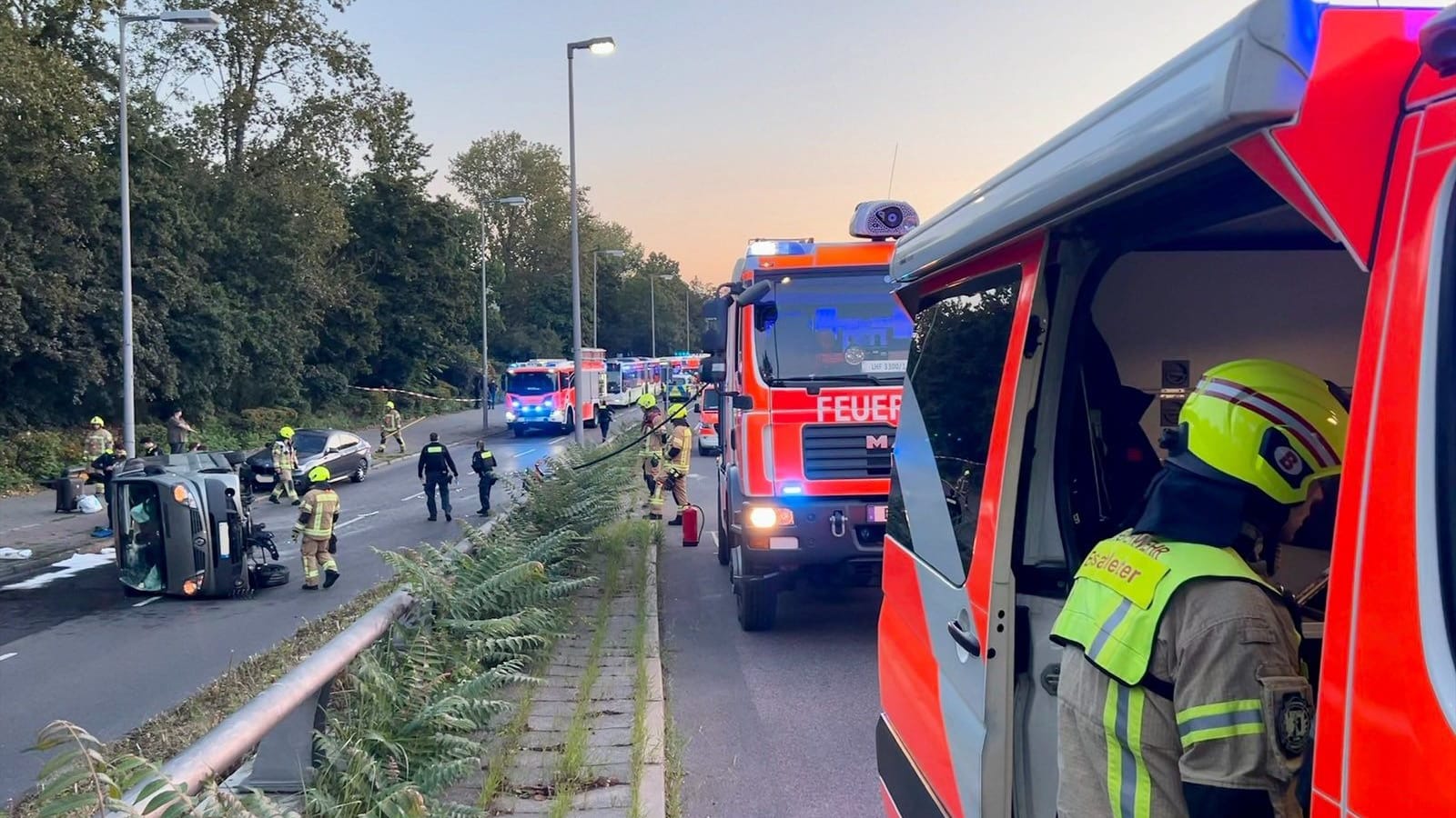 Einsatz der Berliner Feuerwehr nach einem Autounfall am Heckerdamm Einsatz der Berliner Feuerwehr nach einem Autounfall am Heckerdamm