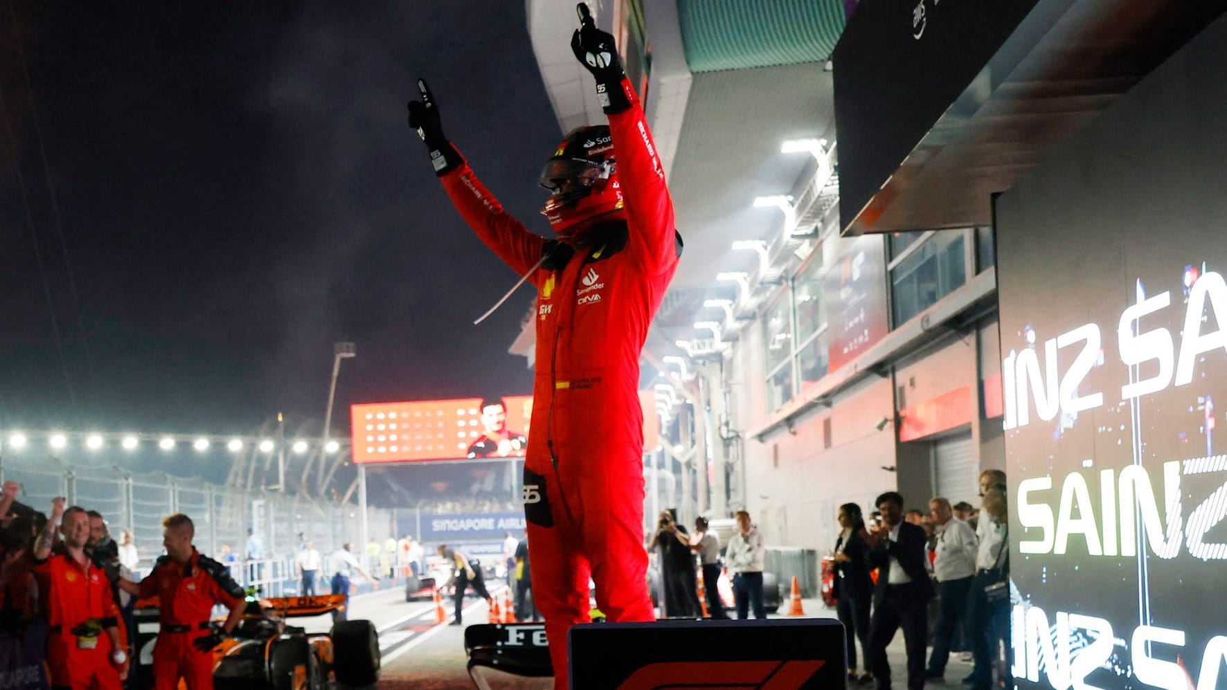 Zweiter Karriere-Sieg: Carlos Sainz feiert seinen Erfolg in Singapur.