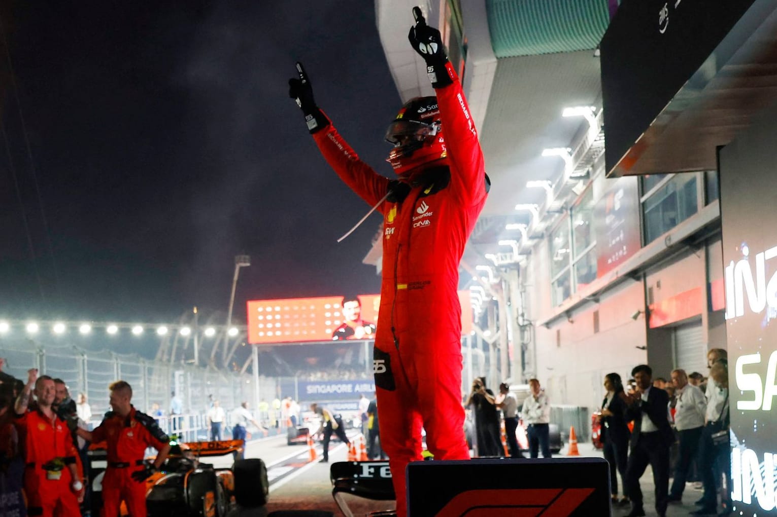 Zweiter Karriere-Sieg: Carlos Sainz feiert seinen Erfolg in Singapur.