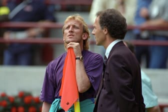Andreas Brehme (l.) und Franz Beckenbauer: Der Finaltorschütze und der damalige Teamchef krönten sich 1990 in Italien zu Weltmeistern.