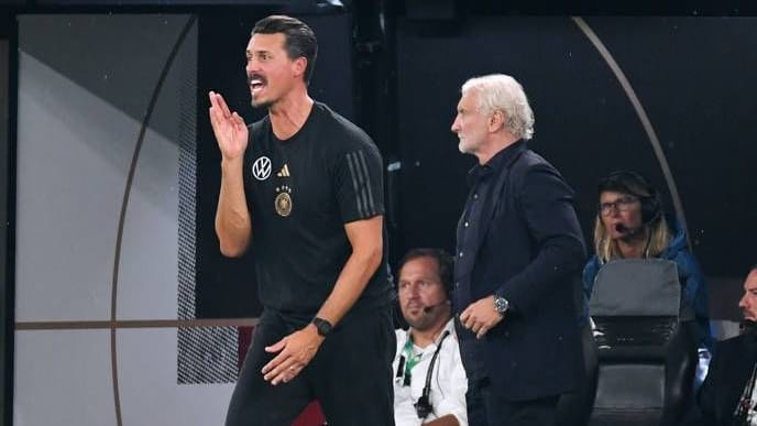 Länderspiel gegen Frankreich: Co-Trainer Sandro Wagner (li.) ruft von der Seitenlinie rein