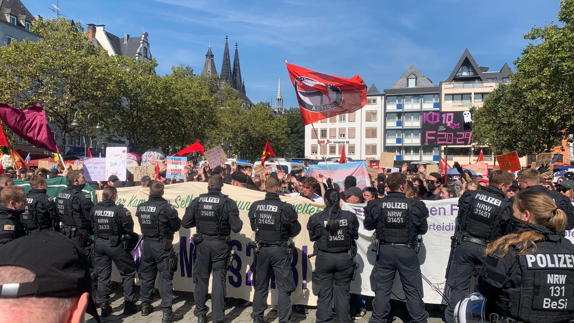 Die Polizei war mit einer Hundertschaft vor Ort, um die Demonstranten voneinander zu trennen.