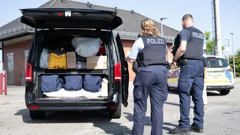 Zwei Bundespolizisten kontrollieren auf dem Rastplatz „Am Heideholz“ an der Autobahn 17 nahe der deutsch-tschechischen Grenze ein Fahrzeug.