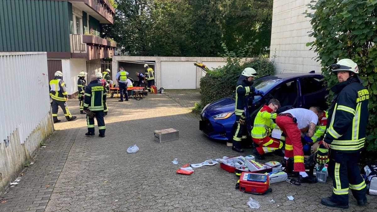Notfallärzte kümmerten sich um die Verletzten: In Mülheim wurde ein ADAC-Mitarbeiter bei einer Reparatur schwer verletzt. Notfallärzte kümmerten sich um die Verletzten: In Mülheim wurde ein ADAC-Mitarbeiter bei einer Reparatur schwer verletzt.