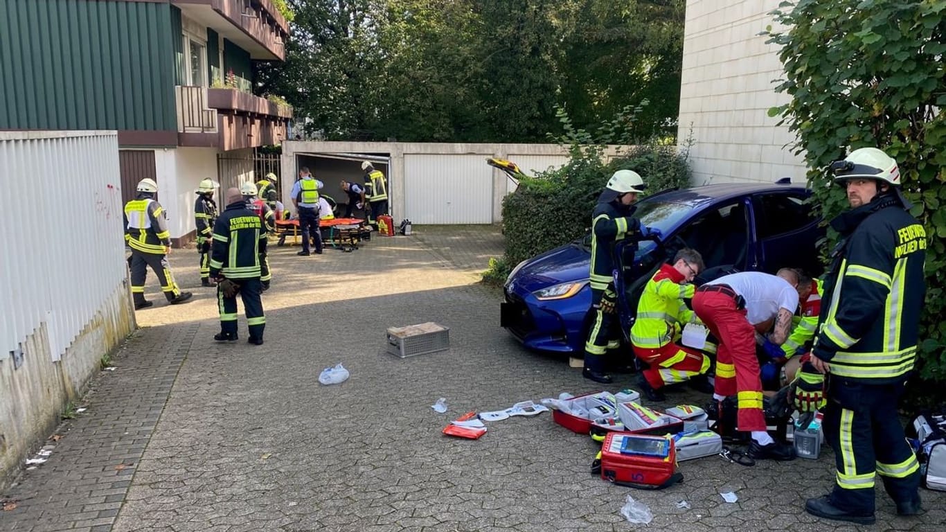 Notfallärzte kümmerten sich um die Verletzten: In Mülheim wurde ein ADAC-Mitarbeiter bei einer Reparatur schwer verletzt.